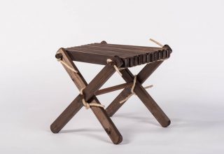 Stolić ili naslon za noge uz ležaljku.