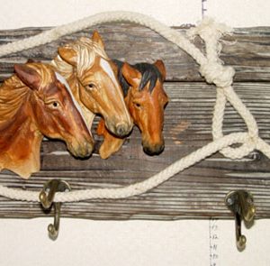 Vješalica sa tri konja