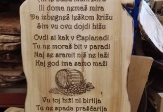 Natpis na dasci “Klet”