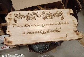Natpis na dasci “Pametni i bedaki”