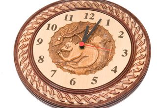 Sat drveni s motivom vjeverice