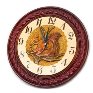 Sat zidni rezbareni s motivom vjeverica