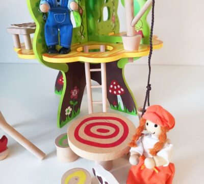 Kuća za lutke na drvu